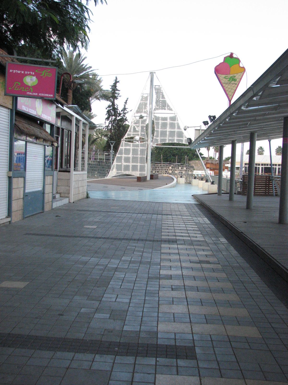טיילת בטבריה